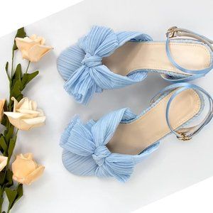 Never worn! Women’s heeled sandals with pleated bow